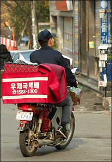 우체국 집배원 조남훈씨. 경기불황 탓에 납부 독촉 등 안좋은 소식을 전하게 될 때는 조씨 기분도 착잡하다고 말했다. 